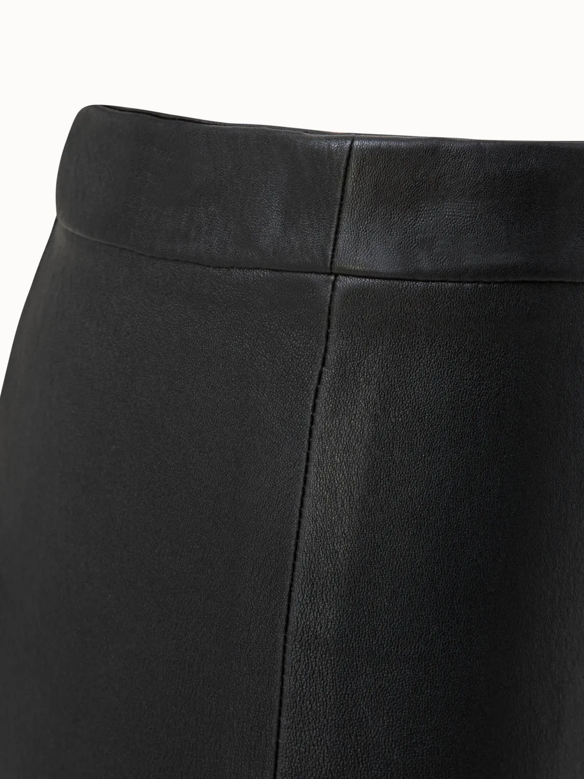 Schwarze Lederhose mit schmalem Bein